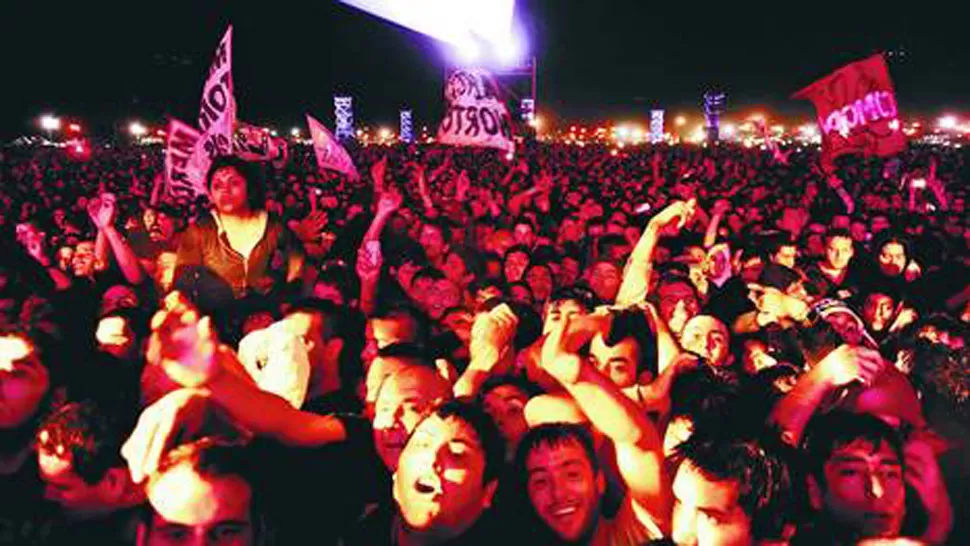 EL POGO MÁS GRANDE DEL MUNDO. Miles de fanáticos concurrieron a la convocatoria del Indio Solari. FOTO TOMADA DE CLARIN.COM