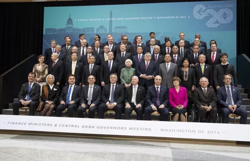 INFORMAL. En “la foto de familia” de la reunión de ministros de Economía, Kicillof fue el único sin corbata. La imagen provocó revuelo en Twitter. reuters