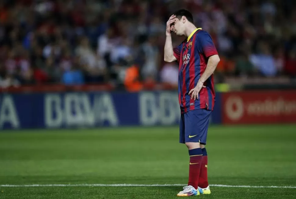 FRUSTRACIÓN. Messi lleva su mano derecha a la frente durante la derrota de Barcelona ante Granada, donde no pudo marcar. 