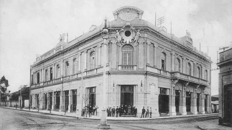 Foto: Fachada histórica del Teatro Alberdi.