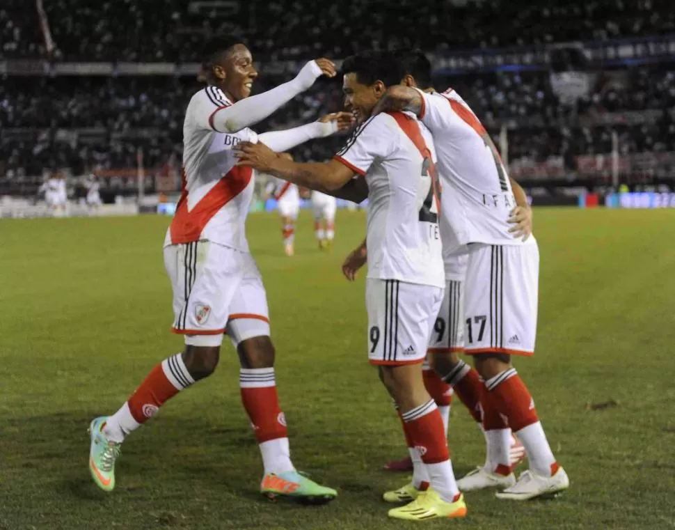 LA SOCIEDAD DEL GOL. Carbonero, que anotó el primero, se asocia al festejo de “Teo” Gutiérrez, autor del segundo. Fabbro y Cavenaghi comparten la celebración con los dos futbolistas colombianos. 