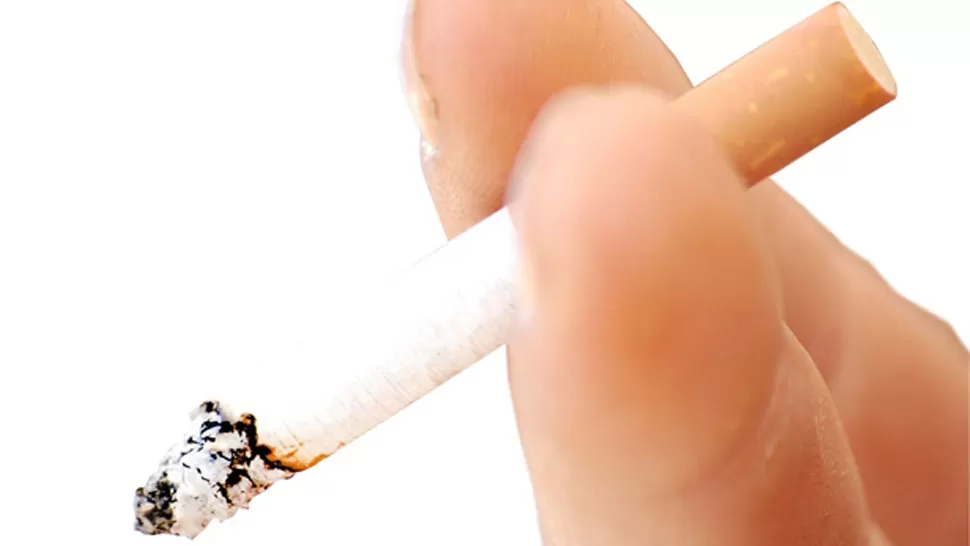 FLAGELO. El Estado debe afrontar gastos cuantiosos para combatir enfermedades vinculadas con el tabaquismo. LA GACETA