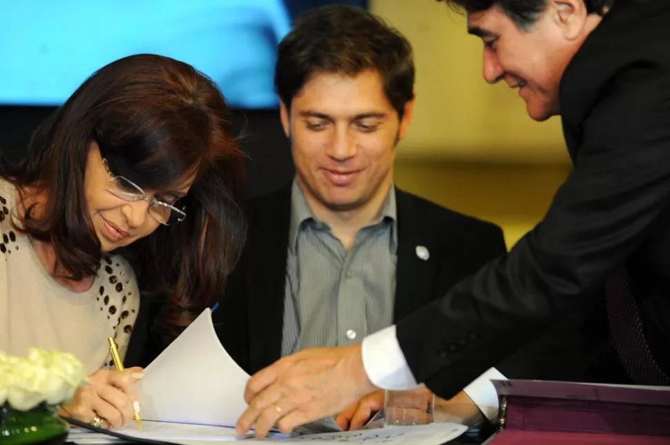 ACTO. La Presidenta firma el convenio del proyecto de Promoción del Trabajo Registrado; a su lado, Kicillof. TÉLAM