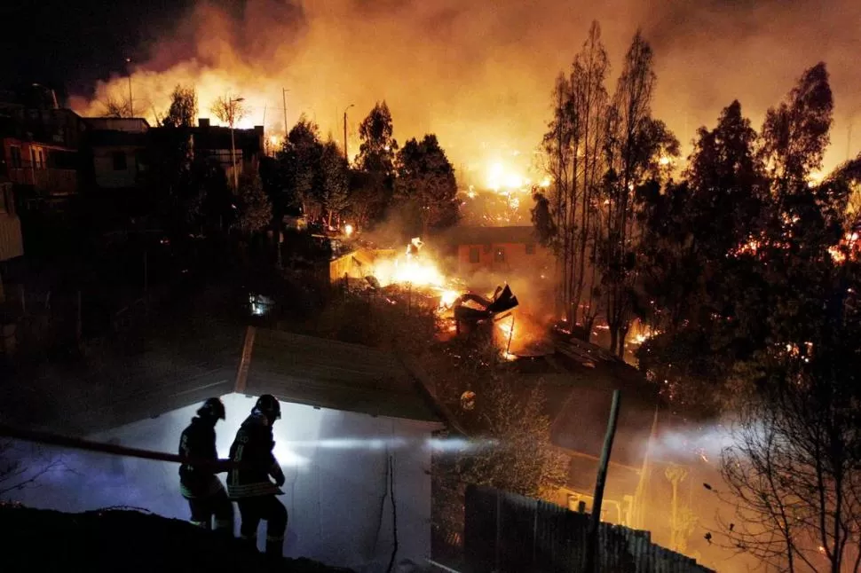 A DESTAJO. Los bomberos lucharon toda la noche del lunes y la madrugada de ayer para controlar el fuego.  
