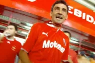 Bebote Alvarez se presentó en la sede del club rojo para pedir la renuncia de Cantero