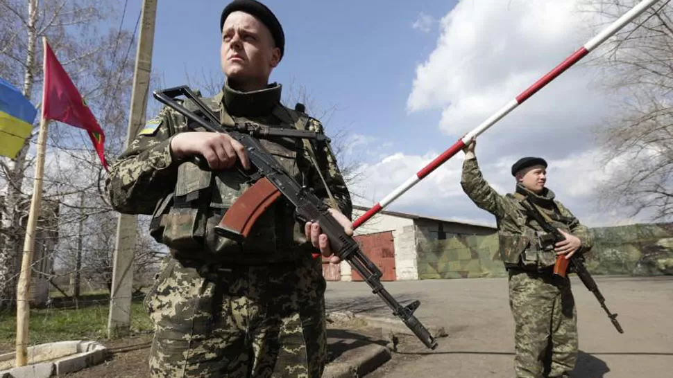 TENSION. Soldados ucranianos custodian la frontera este de su país. REUTERS