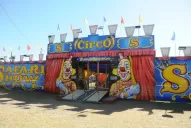 La carpa alberga el acogedor espacio donde todavía ríen juntos chicos y grandes