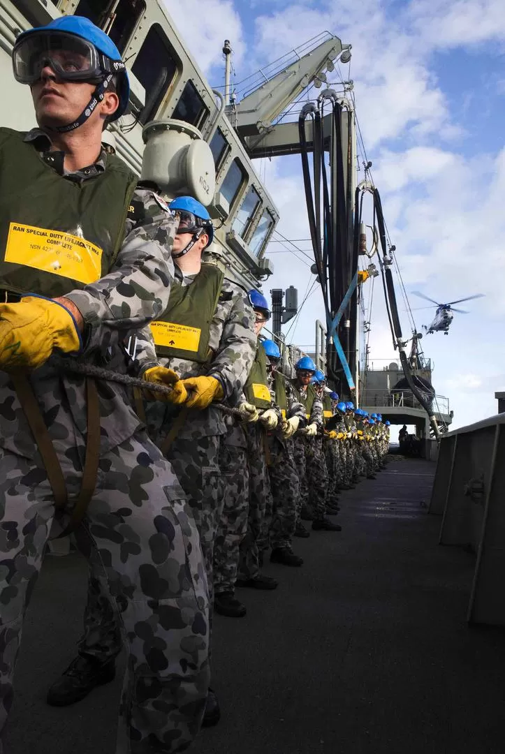 ALTA MAR. Los marineros lanzan un cable de apoyo al minisubmarino. reuters