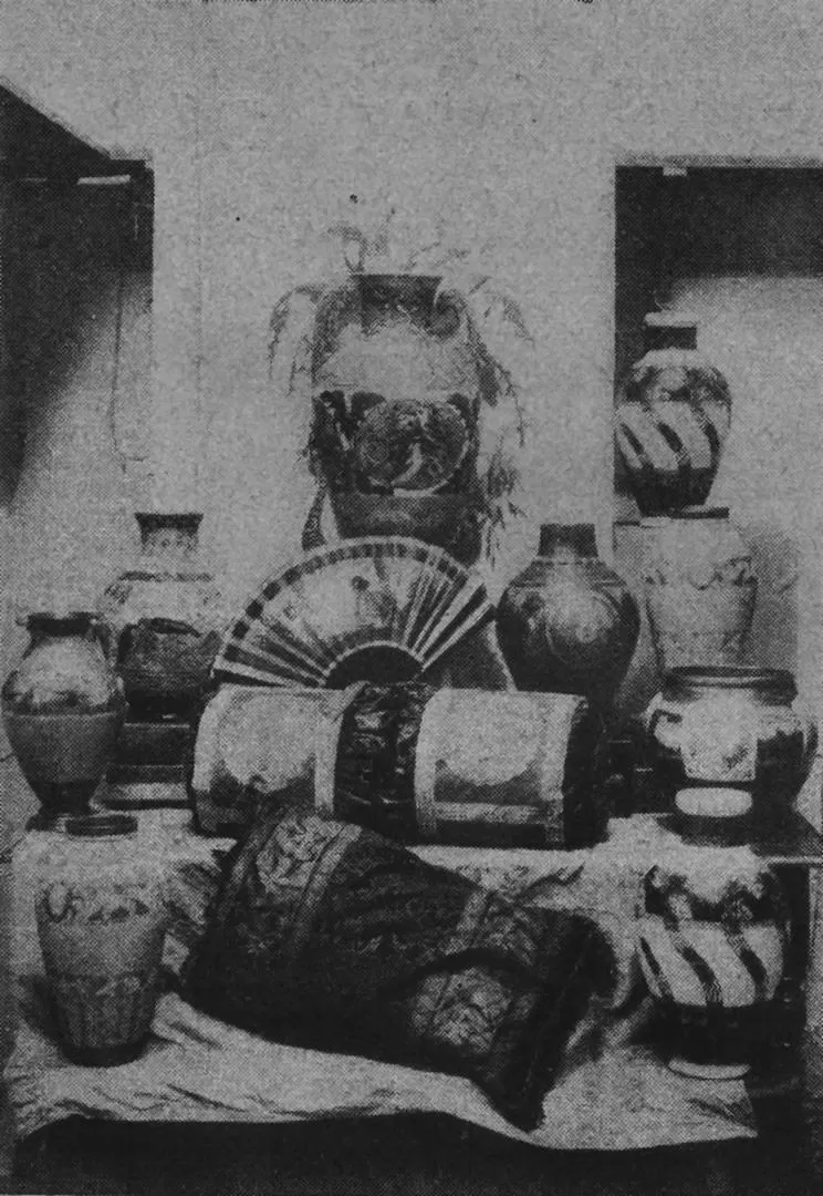 JARRONES Y ALMOHADONES. Borrosa fotografía de la sección Artes Aplicadas y Decorativas de la exposición de 1919 la gaceta / archivo