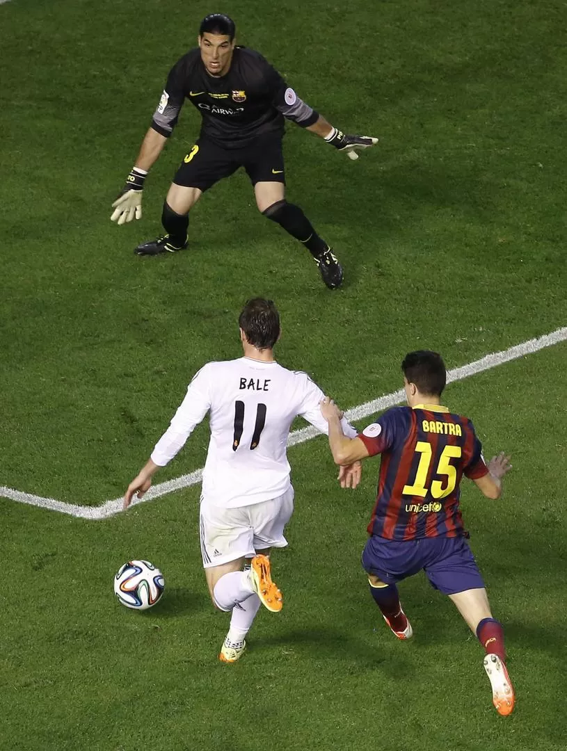 MOMENTO CUMBRE, Bale ya le ganó en velocidad a Bartra y apunta para disparar entre las piernas de Pinto, derecho al gol. reuters