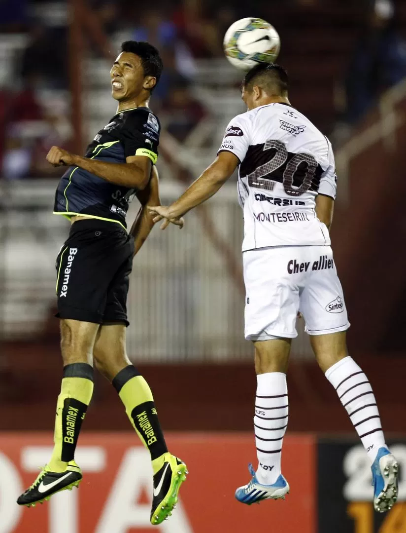 DESEQUILIBRIO. Monteseirín (20) marcó un gol del “granate”. 