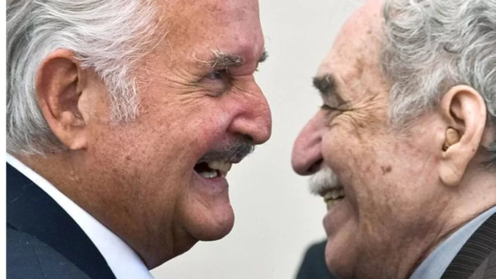 DOS GRANDES. García Márquez (derecha) junto al escritor mexicano Carlos Fuentes. FOTO TOMADA DE LANACION.COM