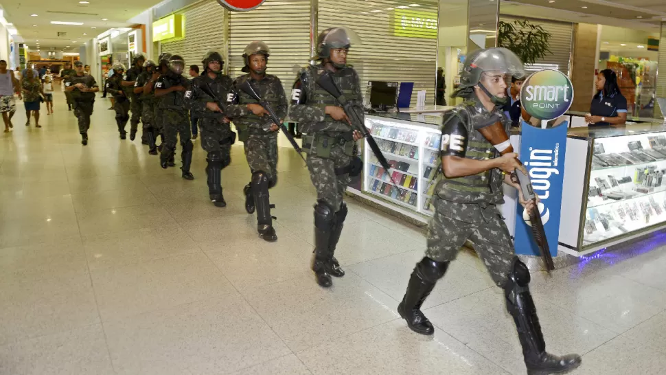 CRISIS. Para contener la situación, la presidente Dilma Rousseff autorizó el envío de unos 6.000 efectivos del Ejército y de la Fuerza Nacional de Seguridad. REUTERS
