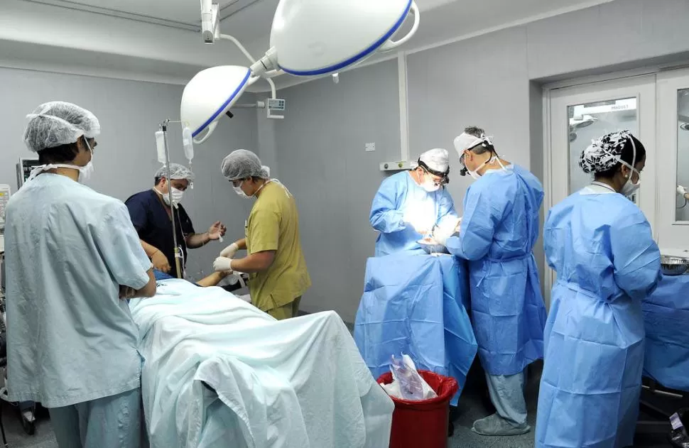   EN EL QUIRÓFANO. El equipo de trasplante del Hospital Padilla se apresta a iniciar el injerto renal en el paciente Juan José Cadoni, de 43 años. la gaceta / fotos de hector peralta 