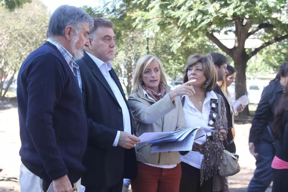 RECORRIDA Y CRÍTICAS. Amaya y parte de su gabinete recorrieron la plaza “Los Decididos de Tucumán”, que está siendo íntegramente remodelada. prensa municipal