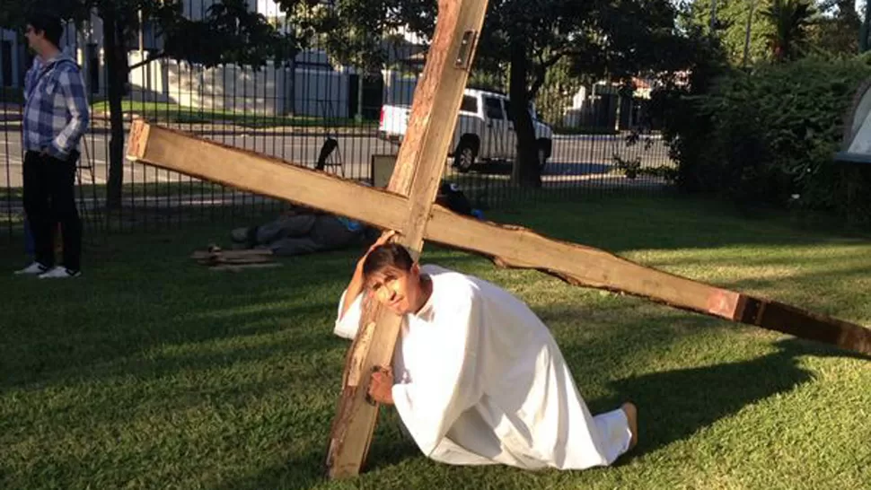 CARGANDO LA CRUZ. José Guerra, de 23 años, albañil y herrero, encarna con orgullo el papel de Jesús. LA GACETA/ FOTOS DE MAGENA VALENTIE
