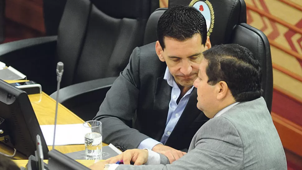 EN EL RECINTO. Vargas Aignasse y Orellana dialogan en una sesión. LA GACETA/ FOTO DE ANTONIO FERRONI (ARCHIVO) 