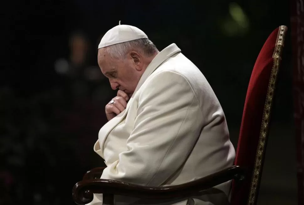 EN RECOGIMIENTO. El Papa medita durante el Vía Crucis, en el Coliseo. REUTERS