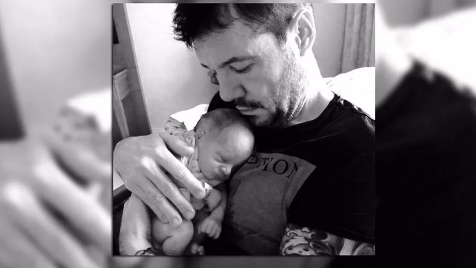MOMENTO ESPECIAL. Tinelli expresó su felicidad junto a su bebé. FOTO TOMADA DE INFOBAE.COM