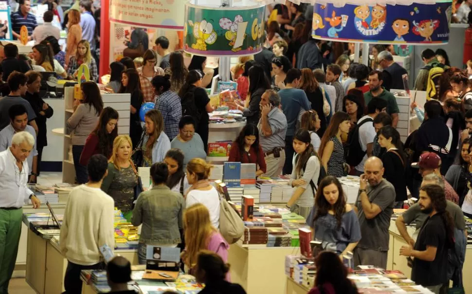 PASIÓN DE MULTITUDES. El año pasado, 1.120.000 lectores recorrieron los 45.000 metros cuadrados de la Feria del Libro. Participaron 20 países, estuvieron representados 1.700 sellos y hubo 460 expositores directos. telam (archivo)