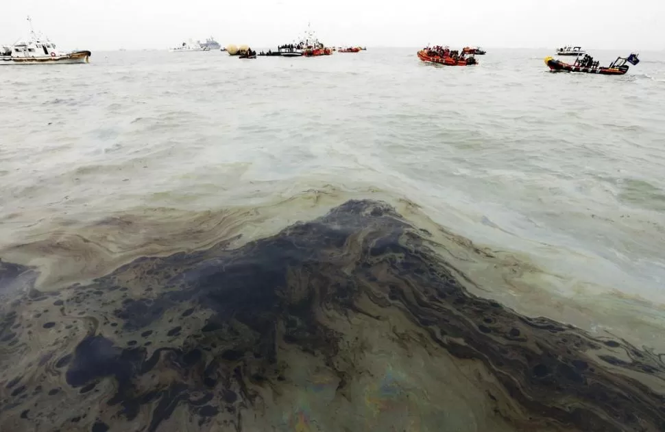 LA BÚSQUEDA. Embarcaciones rastrean la zona donde se hundió el “Sewol”, en medio de las manchas de petróleo provenientes del ferry. reuters