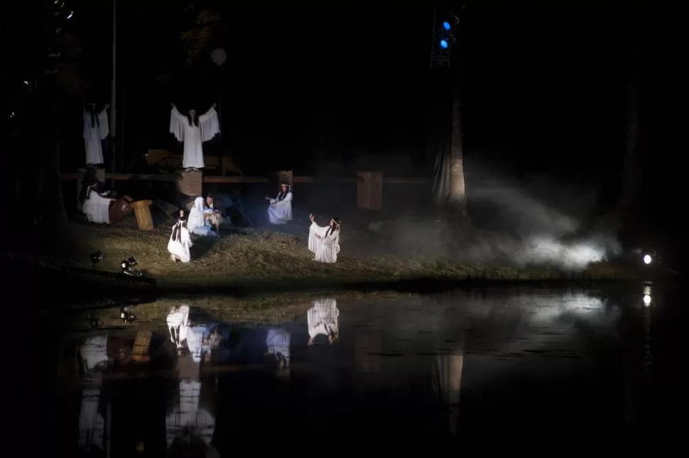 EN EL PARQUE. A orillas del lago San Miguel, un grupo de actores recrean la “Vida y Pasión de Dios hombre”. la gaceta / foto de diego aráoz