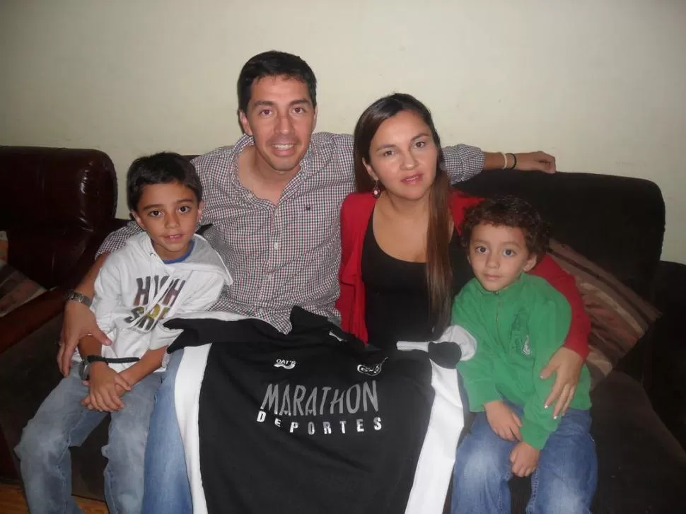 RETRATO FAMILIAR. Carlos Matías Contreras ahora quiere disfrutar el tiempo con su esposa Lorena Giménez y con sus hijos Lisandro y Camilo. 