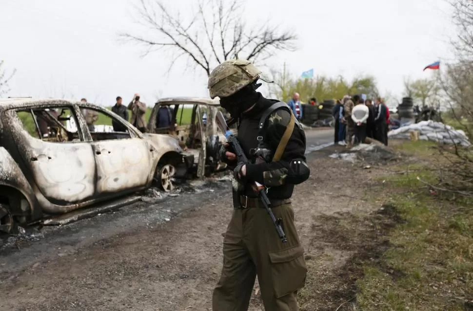 VIOLENCIA. El enfrentamiento se produjo cerca de un puesto de control que ocupan las milicias separatistas prorrusos, en la ciudad de Slaviansk. reuters