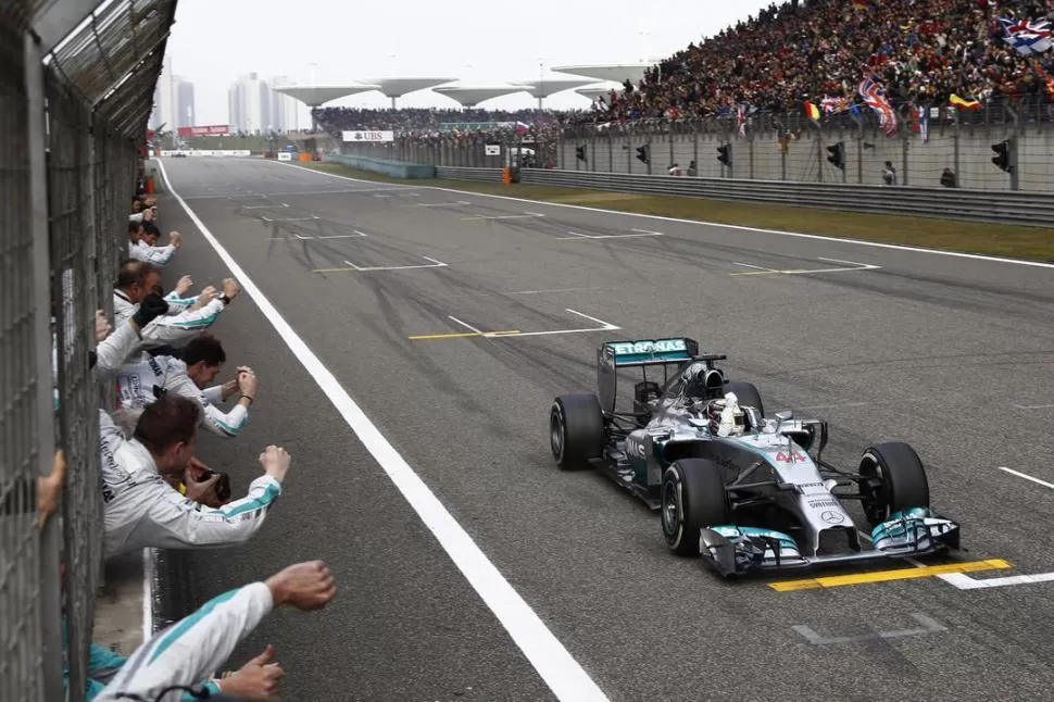 FESTEJOS PARA TODOS. Los mecánicos de Mercedes festejan al arribo a la meta de Lewis Hamilton. Una vuelta antes del final, al inglés le bajaron la bandera a cuadros por error, en una insólita situación 