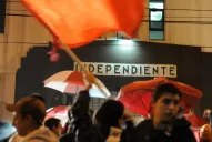 Barras del Rojo festejan la renuncia de Cantero en la puerta de la sede