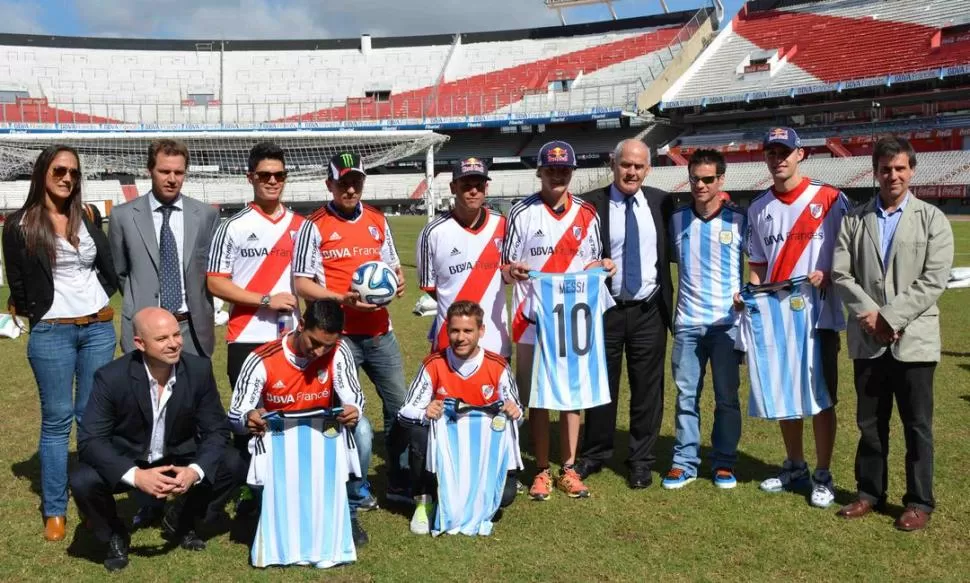 EN EL MONUMENTAL. Pilotos, dirigentes y funcionarios posan con camisetas de River y de la Selección Nacional, en presentación especial para la prensa porteña. 