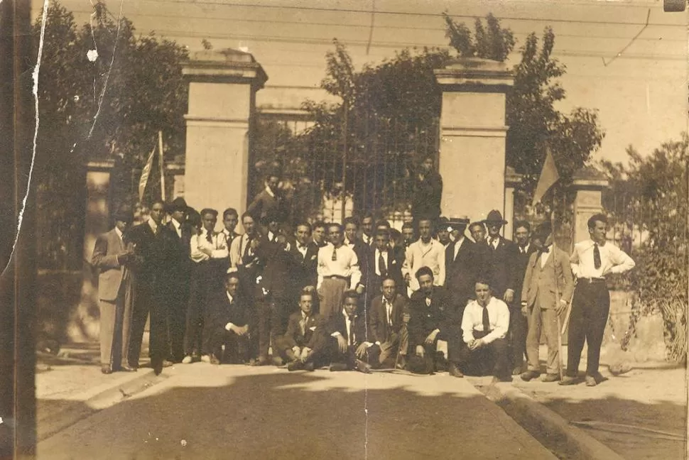 SETIEMBRE DE 1922. Los estudiantes de la Federación Universitaria Tucumana posan en las puertas de la UNT luego de desocupar las instalaciones Gentileza de Mariana Fordham