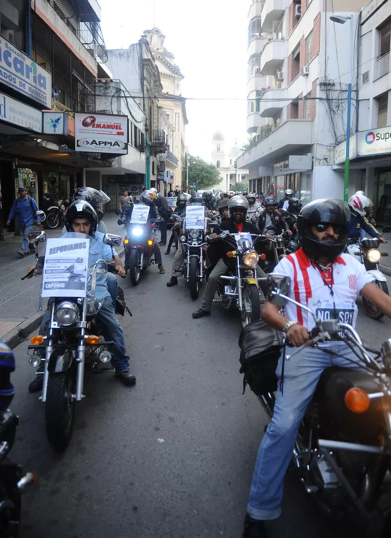 ENOJO. Motociclistas protestaron en la esquina de Laprida y San Martín. la gaceta / foto de osvaldo ripoll
