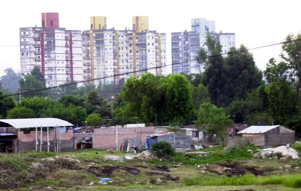 NECESIDADES INSATISFECHAS. El último dato de pobreza indicó que en el aglomerado urbano tucumano había 39.000 pobres hasta junio pasado. la gaceta / foto de inés quinteros orio (archivo)