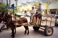 Un piloto de MotoGP se sube a un carro para hacer pesos extra