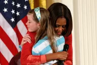 Nena sorprende a Michelle Obama al darle currículum de su papá desempleado