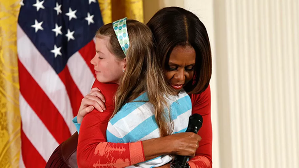 ABRAZO. La esposa de Barack Obama se emocionó ante el gesto de la niña. FOTO TOMADA DE ELMUNDO.ES