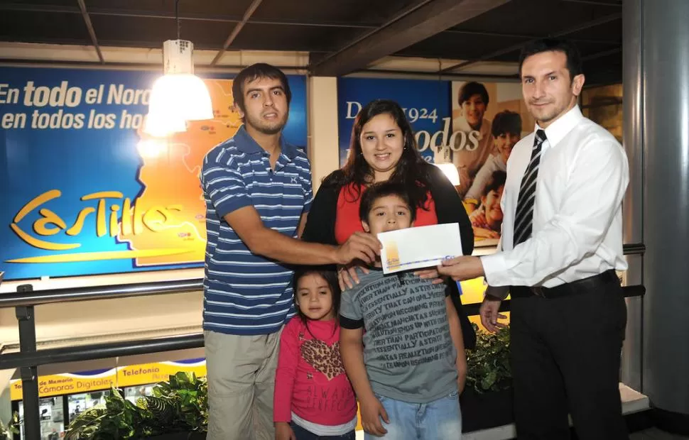 FELICES. Carlos Zelaya junto a su esposa Luciana y sus hijos Carlitos y Camila. LA GACETA / FOTO DE HÉCTOR PERALTA