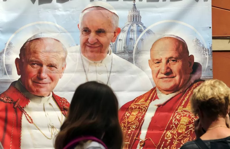 IMÁGENES POR TODA ROMA. La ciudad se vistió con las láminas de Juan Pablo II y Juan XXIII, que serán canonizados el domingo por Francisco. reuters 