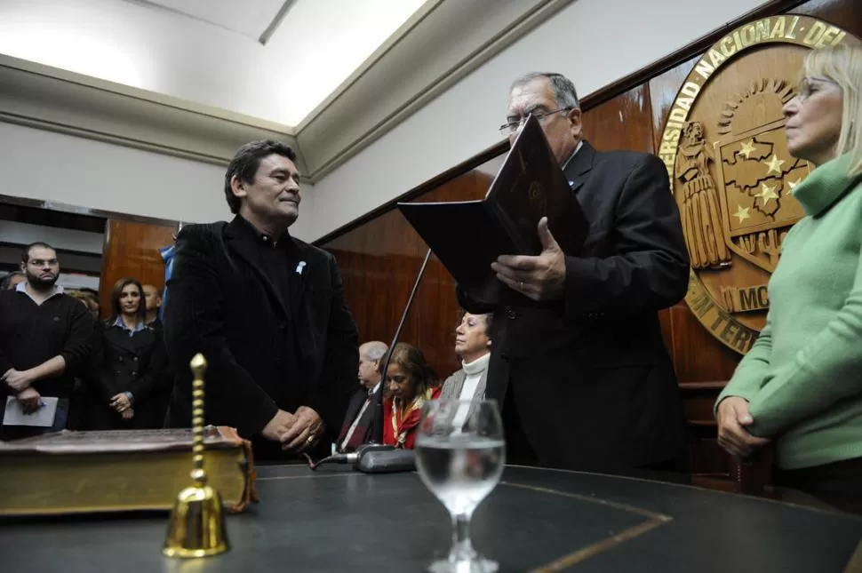 POSTAL DE 2012. Morales jura como consejero superior ante Cerisola. LA GACETA / FOTO DE FRANCO VERA (ARCHIVO)