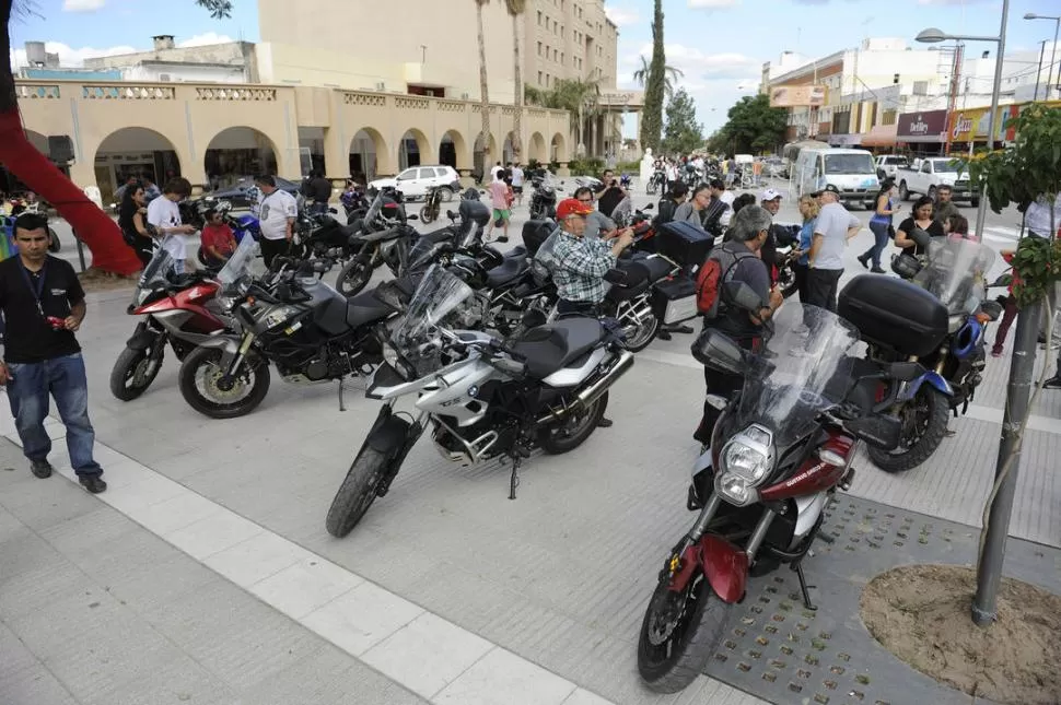 CIUDAD INVADIDA. En Termas de Río Hondo cualquier lugar es bueno para estacionar las motocicletas que utilizaron los fanáticos para viajar miles de kilómetros. 