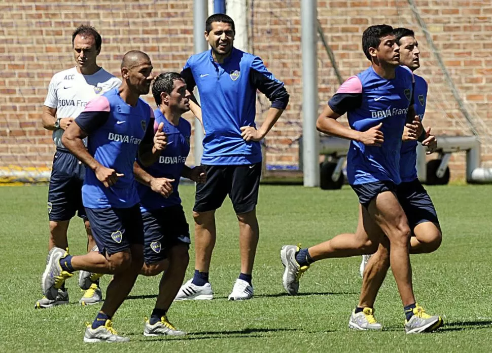 ESPERA FELIZ. Riquelme (centro) se entrenó sin molestias y podrá volver a jugar desde el arranque el domingo vs Arsenal. 