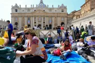 Miles de fieles esperan la canonización de los dos Papas