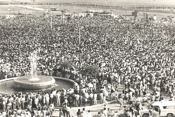 Plegarias y fervor en el tórrido abril del 87