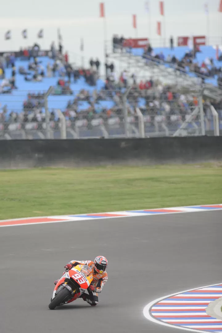 EN LA CURVA. Márquez gira en el circuito de Las Termas, a bordo de su Honda. El español fue el más rápido del día en Santiago.  