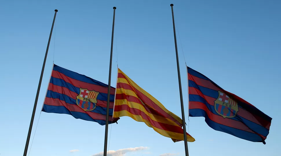 A MEDIA HASTA. El Barcelona está de duelo por la pérdida de su ex técnico. REUTERS