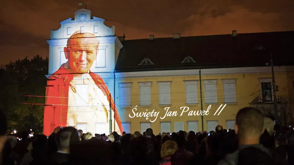 VIGILIA. Miles de fieles polacos aguardan expectantes la canonización de Juan Pablo II. REUTERS