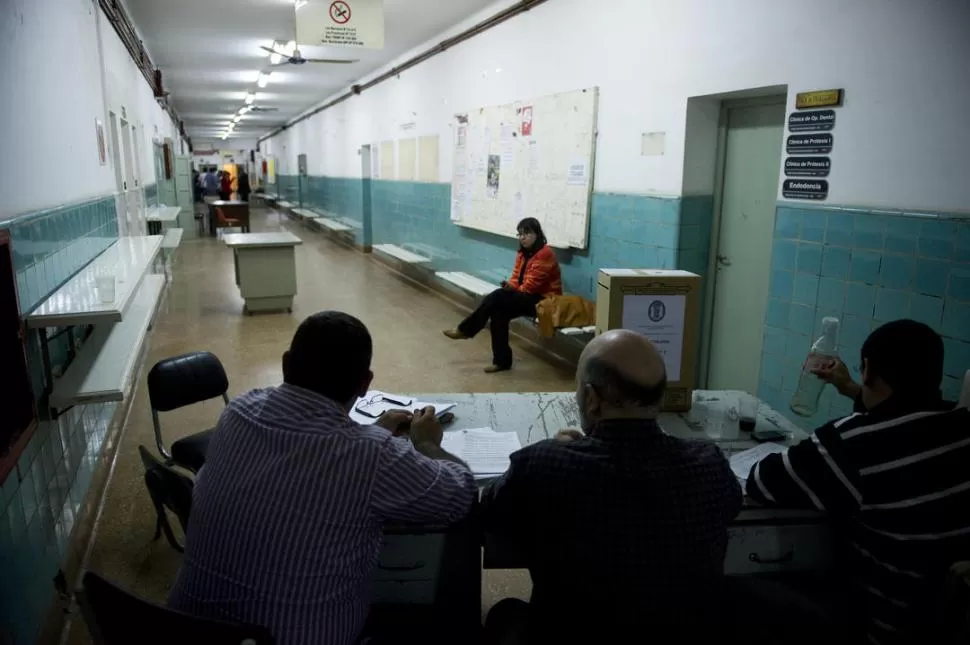 NO SE VOTÓ. Hubo mesas pero no sufragios de egresados en Odontología. la gaceta / foto de jorge olmos sgrosso