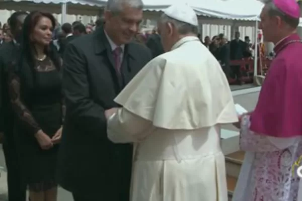 Reyes, presidentes y diplomáticos llevaron saludos al Vaticano
