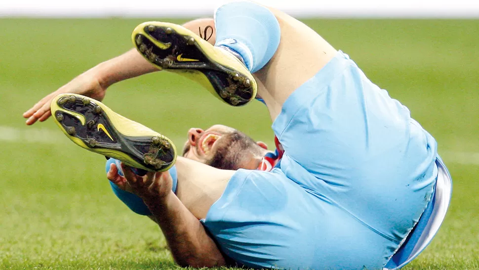 ¡QUÉ DOLOR! Gonzalo Higuaín ya cayó y se toma su tobillo derecho mientras con gestos de mucho dolor asusta no solo a Napoli sino a la Selección Argentina. REUTERS